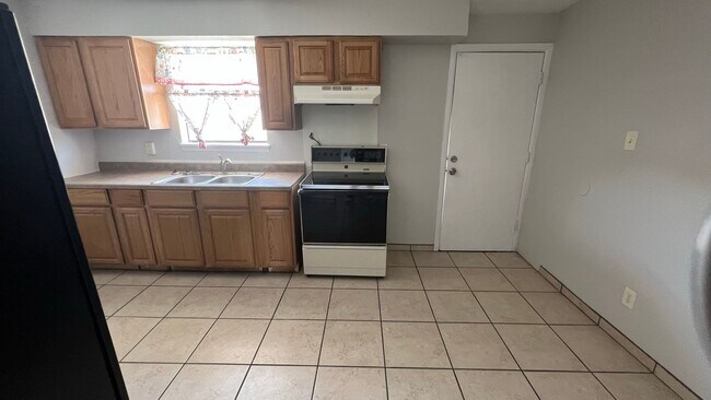 Building Photo - Beautiful home with 2 kitchens and 3 bedrooms and 2 bathrooms