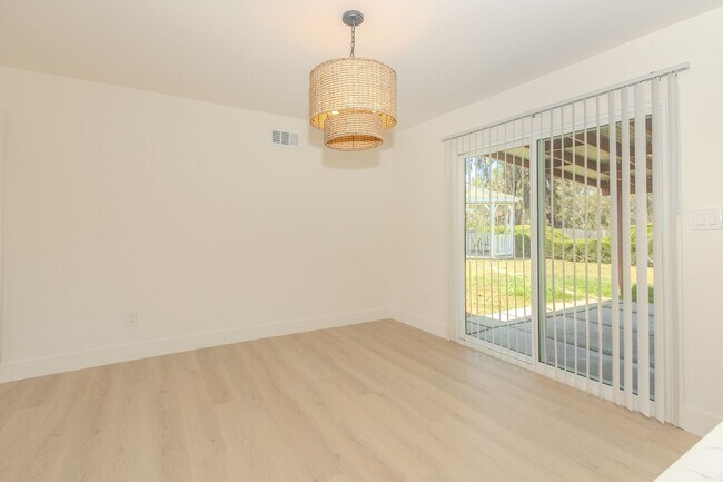 Building Photo - Refreshed Spacious 3 Bed/2 Bath Home in La Mesa!
