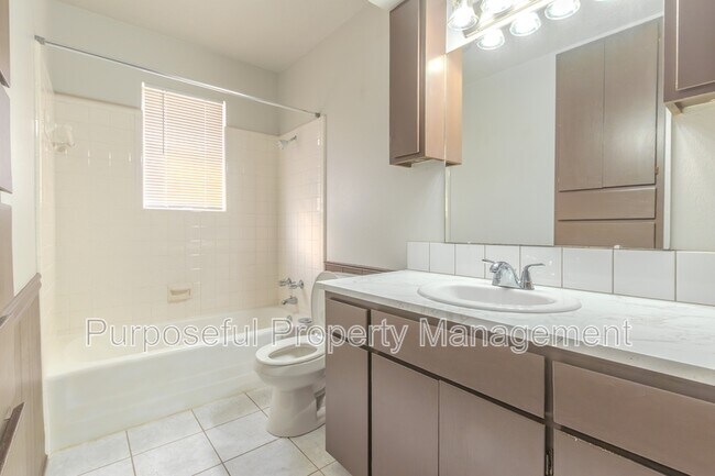 Building Photo - 516 N Ponca Ave