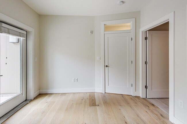 Building Photo - Gorgeous 2 bedroom 2 bath condo just steps from Columbia Hgts center $3,550