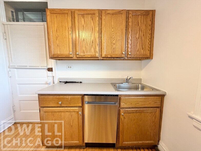 Building Photo - 1913 W Larchmont Ave