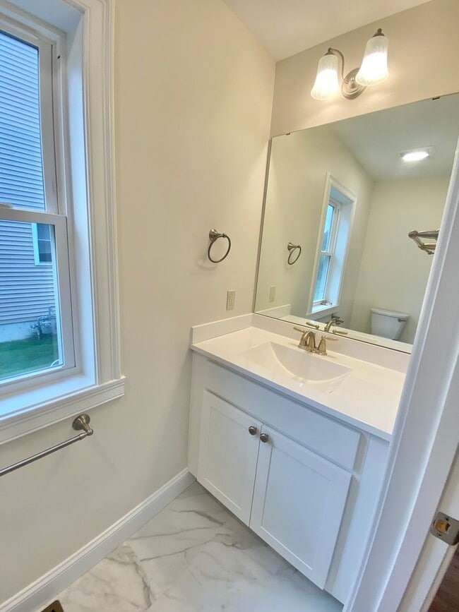 Building Photo - 3 Bedroom Townhouse Essex Junction VT Avai...