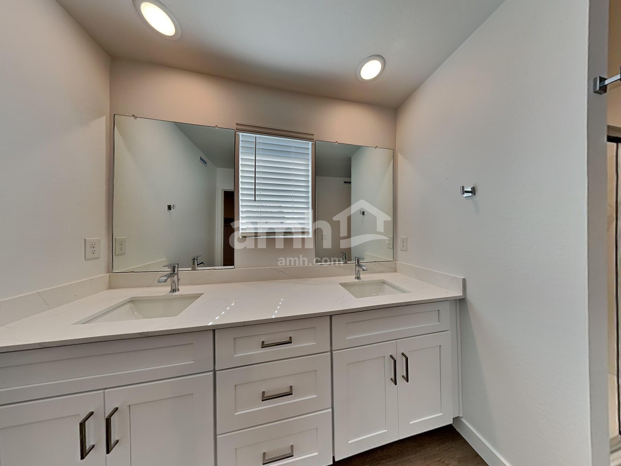 Building Photo - 18450 W El Cortez Pl