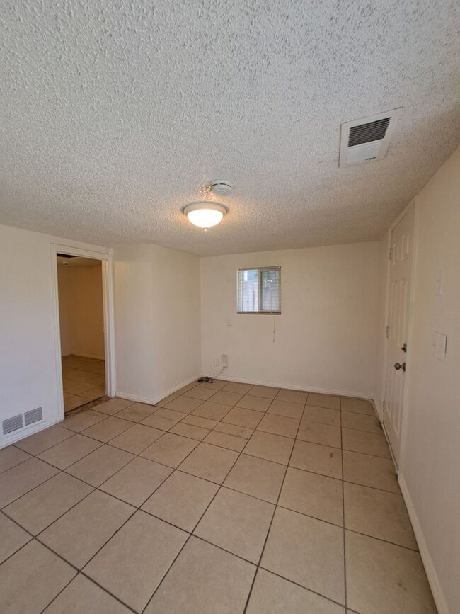 Building Photo - Unique 2 Bedroom 1 Bathroom Home Located I...