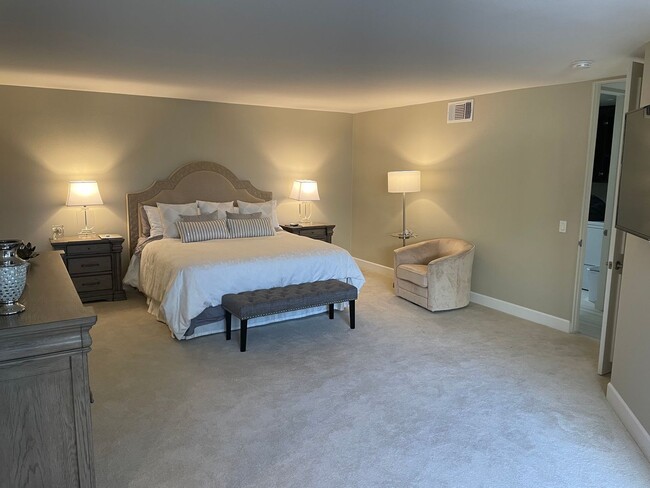 Building Photo - Fully Furnished Annual Lease Available