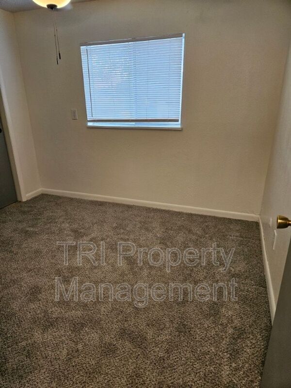 Building Photo - 300 W Union Ave