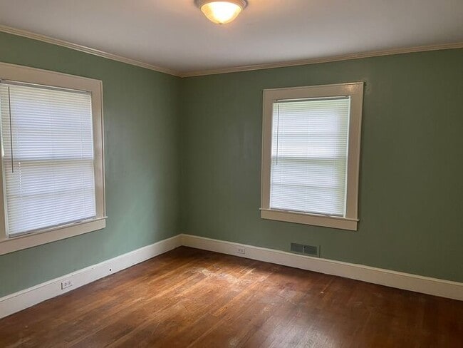 Building Photo - 2 bed/1 bath Duplex