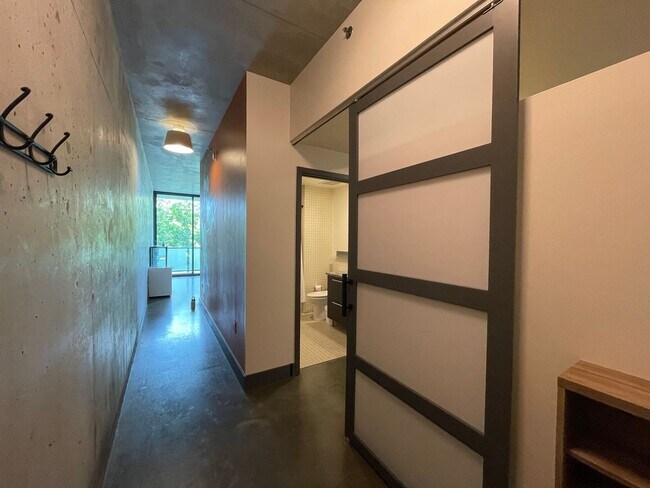 Building Photo - Awesome 1BR Loft Style Condo Overlooking Midtown!