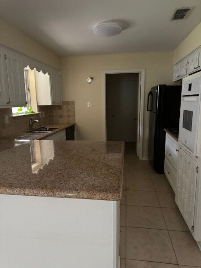 Building Photo - 621-621 Kings Mountain Dr