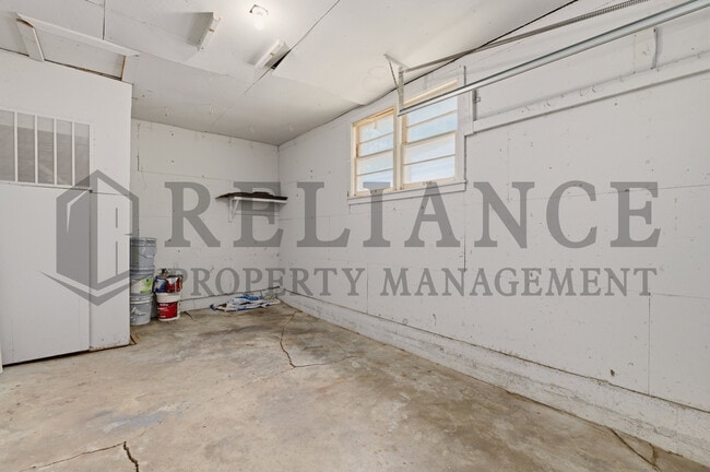 Building Photo - 1458 N Old Manor Rd