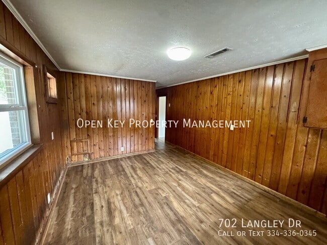 Building Photo - 702 Langley Dr
