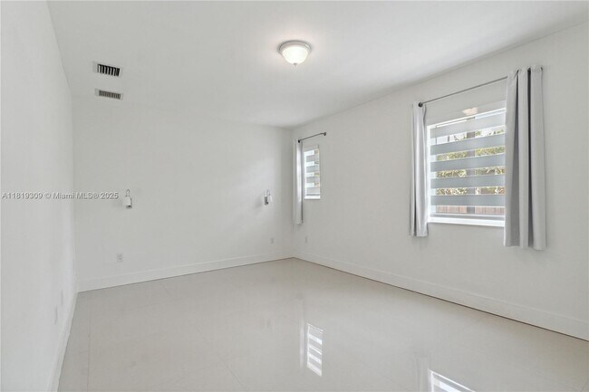 Building Photo - 4655 SW 14th St