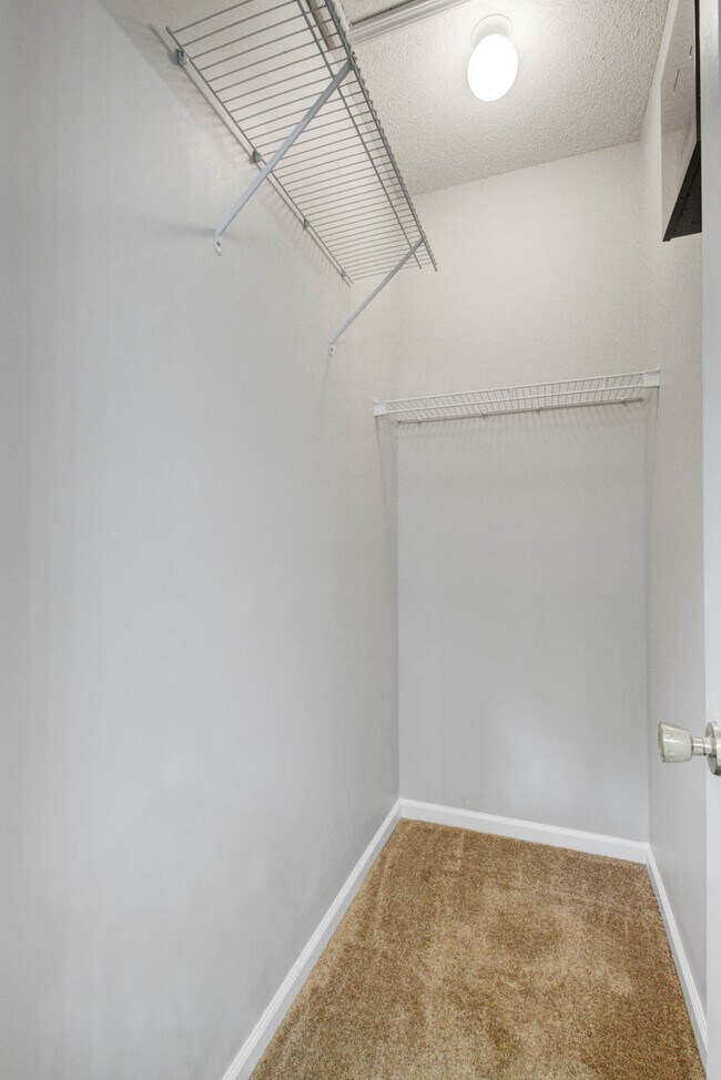 Building Photo - 6040 Fieldstone Cir