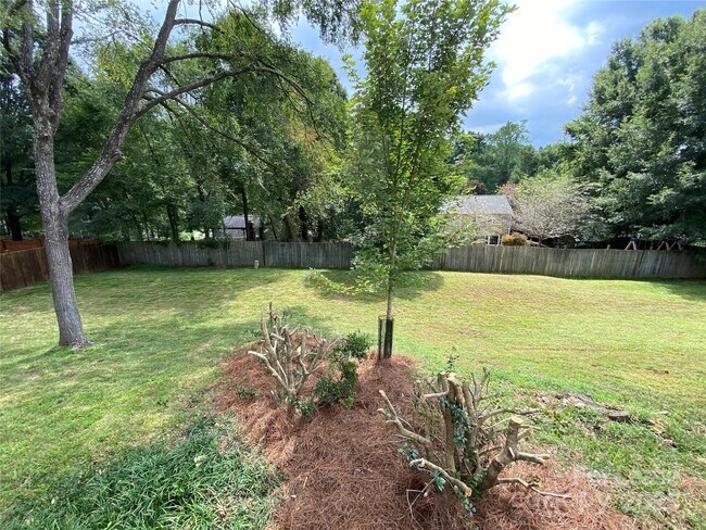 Building Photo - 1025 Thornsby Ln