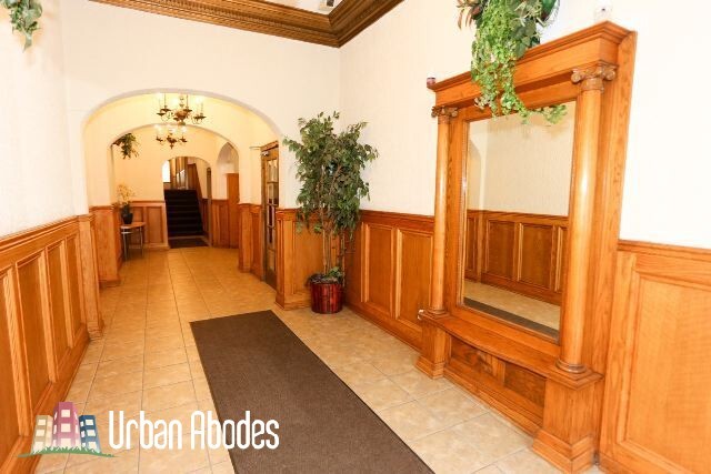 Building Photo - 717 W Belmont Ave