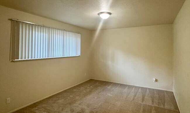 Building Photo - Silverdale - Chico Way neighborhood 3 bedroom duplex now available