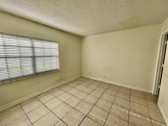 Building Photo - 2642 Riverside Dr