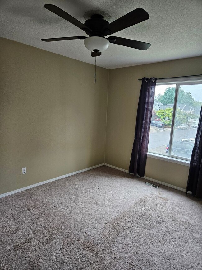 Building Photo - Spacious 4 bedroom, 2 1/2 bath House