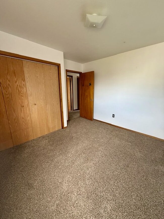 Building Photo - 2 Bedrooms 1 Bathroom - 4 Plex - Belgrade