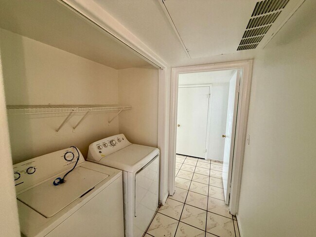 Building Photo - SE 2 bedroom condo in gated community