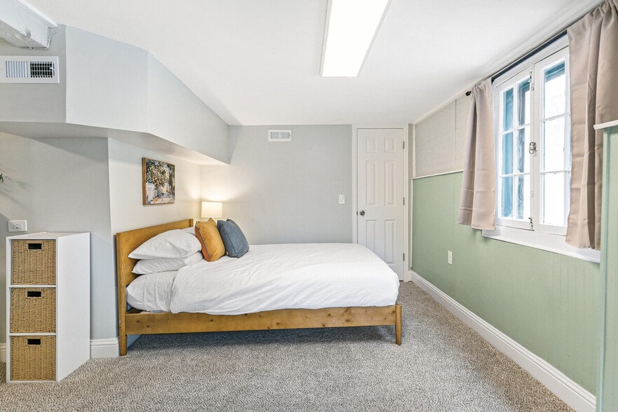 Building Photo - 2619 E 12th Ave