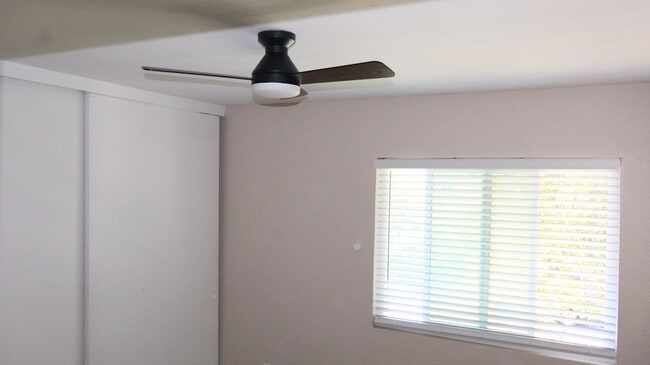 Building Photo - Beautiful 3 bedrooms corner unit condo located in Poway.