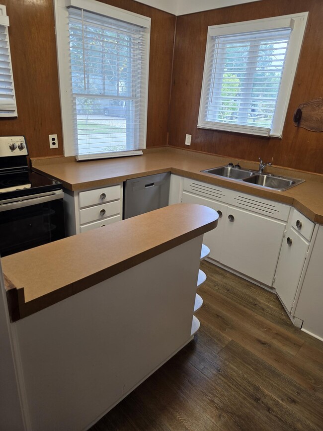 Building Photo - 301 Park Ave