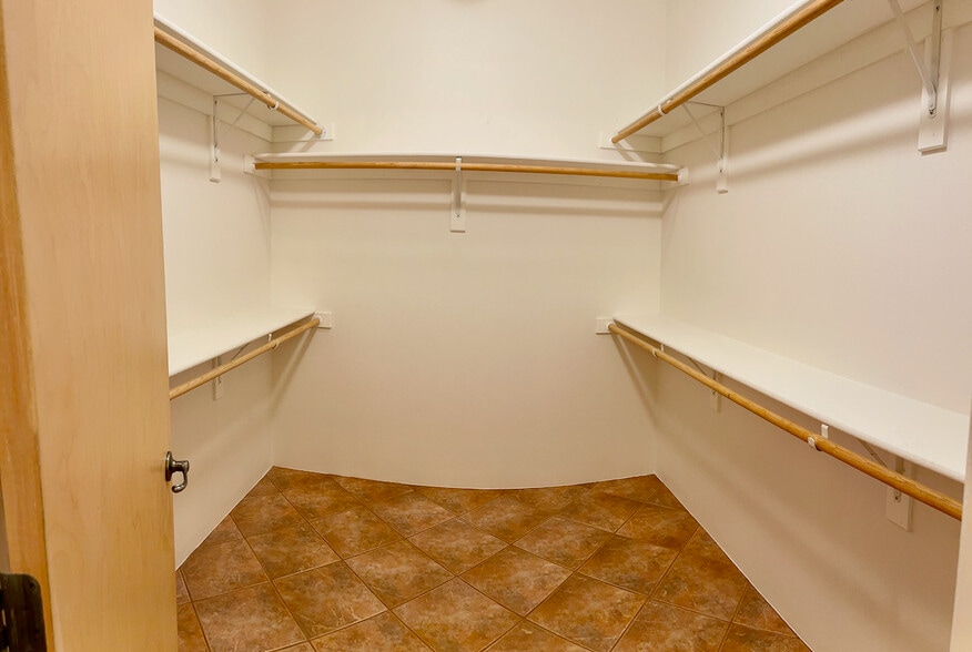 Large walk-in closet in master suite - 4750 Quemazon