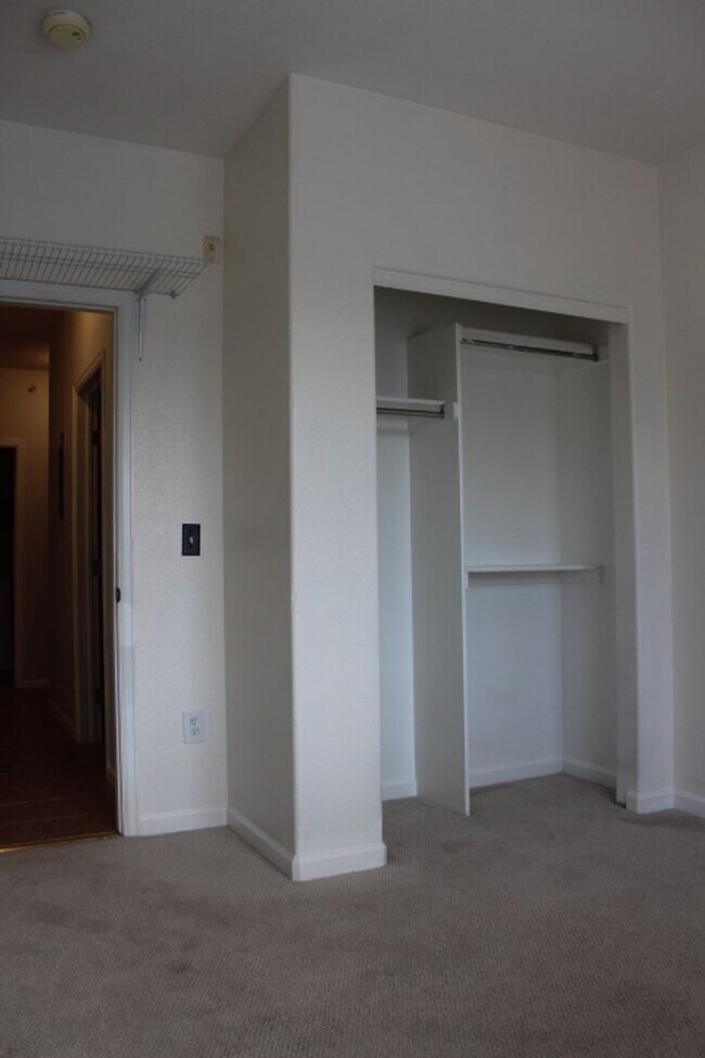 Building Photo - Deer Creek - 2nd Floor 2 bedroom/2 Bath Co...