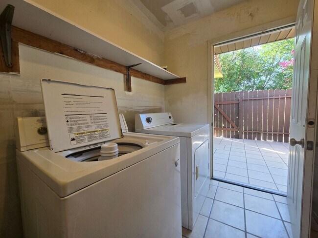 Building Photo - 2304 Wales Cir