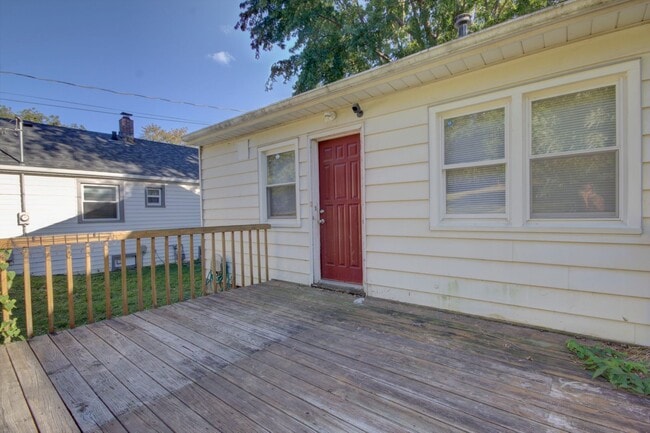 Building Photo - 2 Bed Bettendorf Home