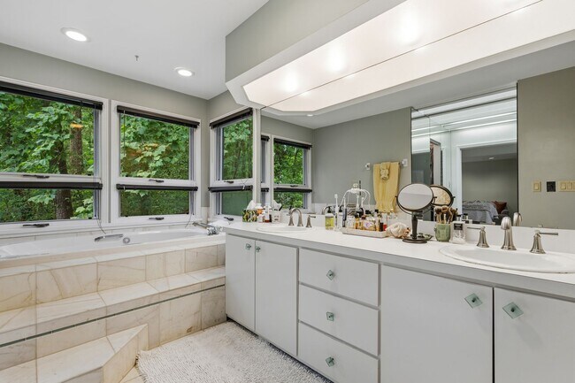 Building Photo - Contemporary 4bd/3.5ba Near Hope Valley + Home Equidistant to Downtown Durham & Chapel Hill!