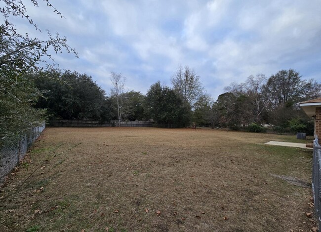 Building Photo - 620 Rainbow Dr