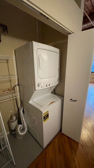 Washer/Dryer - 226 N Clinton St