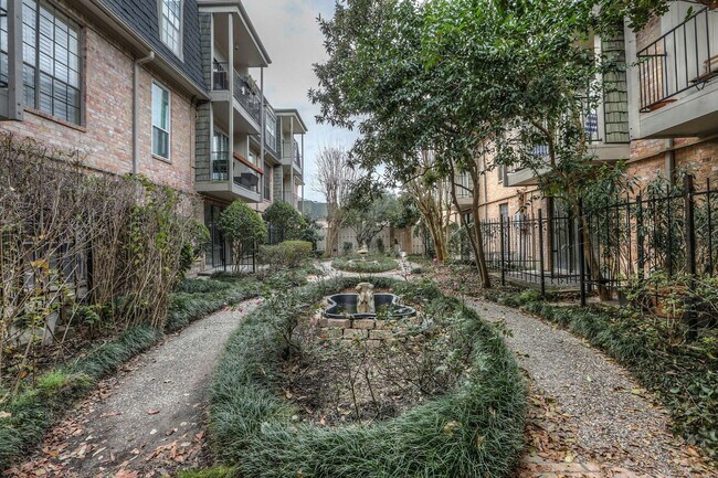 Building Photo - 2425 Underwood St