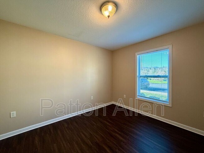 Building Photo - 10 Zell Ln