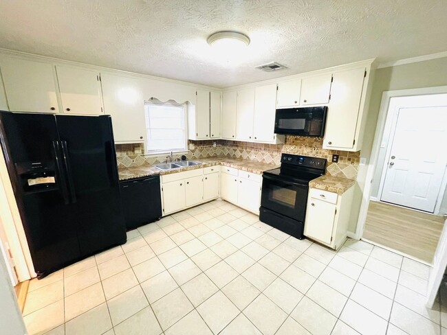 Building Photo - ** 4 bed 2 bath located in Seth Johnson ne...