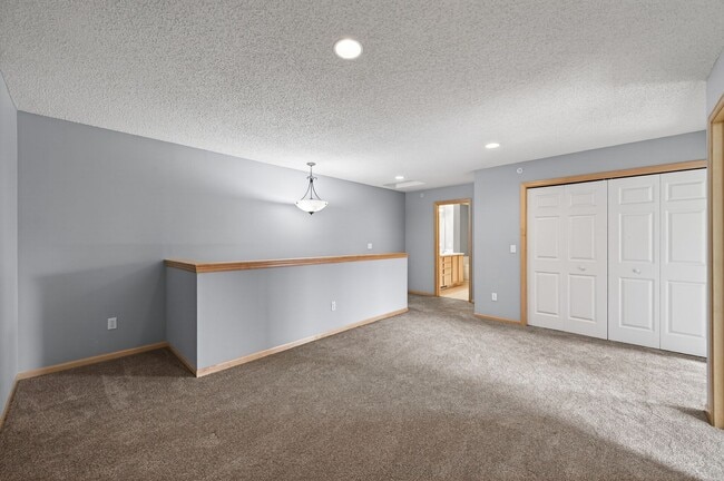 Building Photo - The Lakes Townhome