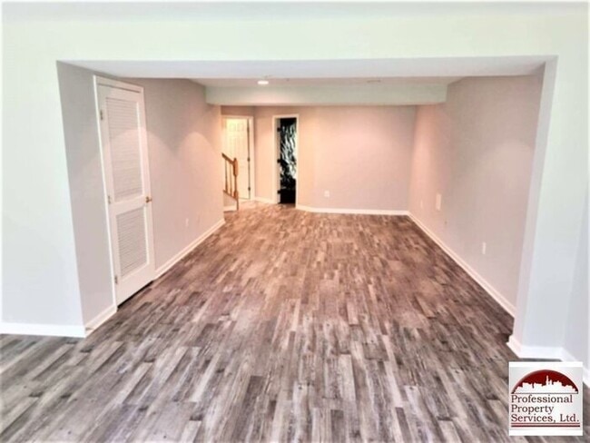 Building Photo - Luxury Townhome!