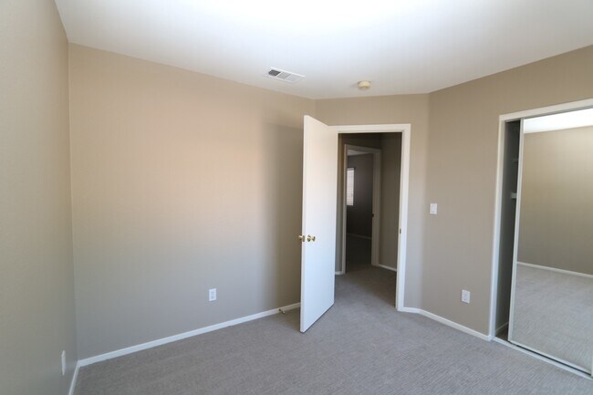 Building Photo - Beautiful 2 Story Home With Pool!!!