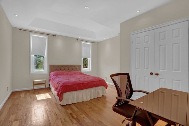 Building Photo - Chic City Living at 2308 E Fairmont Ave!