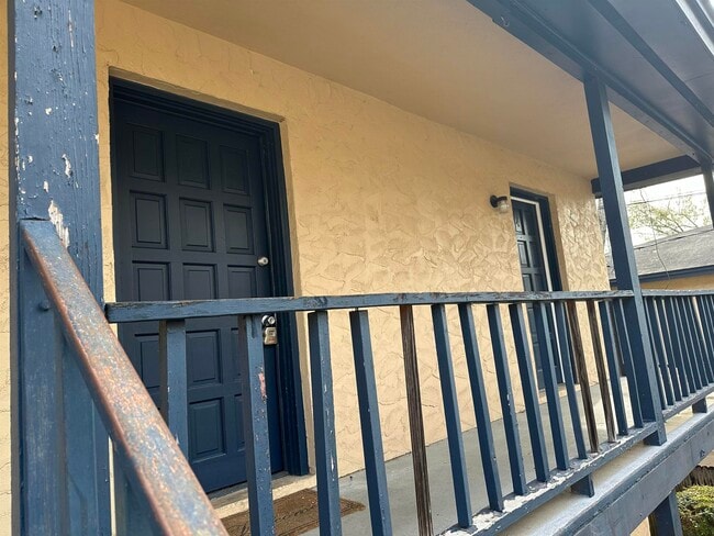 Building Photo - 1235 Buckingham Dr