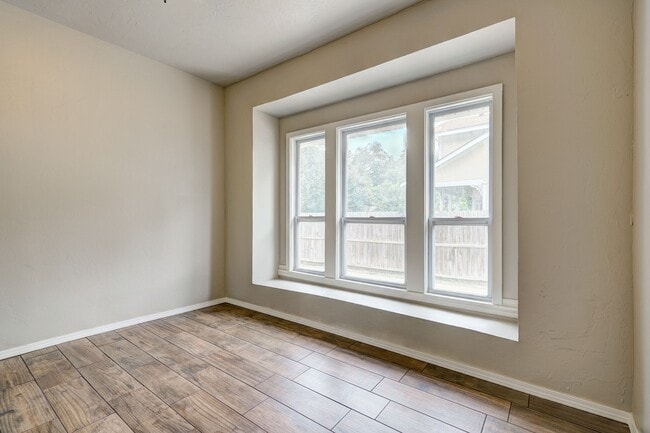 Building Photo - Renovated 3-Bed Gem Minutes from OU & Camp...