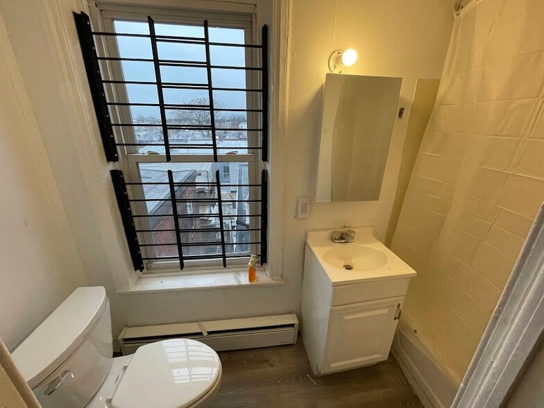 Full Bathroom 1 - 1730 N 25th St