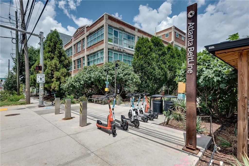 Building Photo - 890 Memorial Dr SE