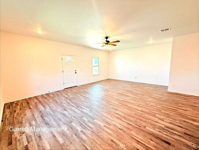 Building Photo - Amazing 4/2.5 House for Rent in Lampasas, Tx