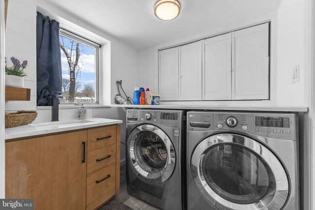 Building Photo - 191 Lakeshore Dr