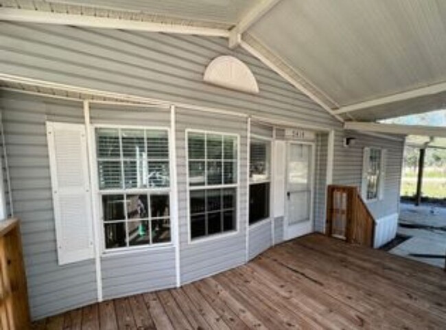Building Photo - Country living charmer!