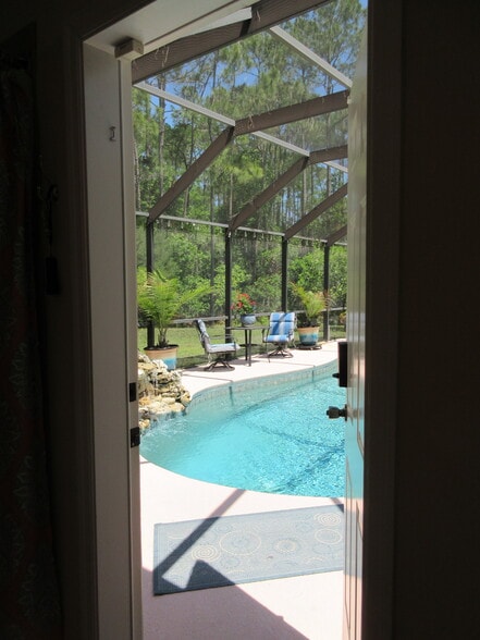 Private Entrance - 16 Kaiser Pl