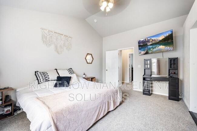 Building Photo - 10563 W Stonecrop Dr